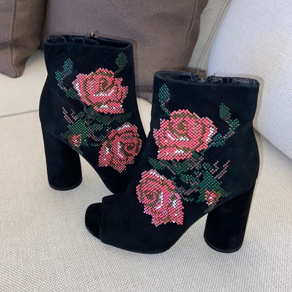 Stunning Donald Pliner suede boots with embroidered flowers
